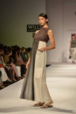 Model walk the ramp for Vaishali S Show at Wills Lifestyle India Fashion Week 2012 day 4 on 9th Oct 2012 (47).JPG